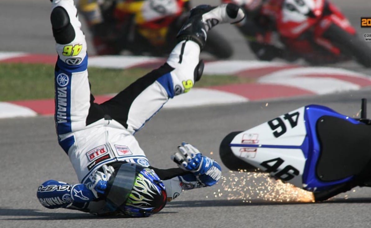 Why peak acceleration tests for motorcycle helmets are necessary. Number 46 (like Valentino Rossi) Josh Herrin, the 2022 MotoAmerica Supersport Champion and the current Guinness World Record for fastest elbow drag, is seen falling almost totally on his helmet after a highside collision. After that, he stood up and went away.